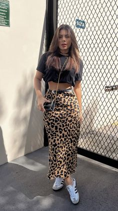 Outfits With Sambas Women, Cheetah Print Outfits Black Women, Faldas Animal Print, Shein Curvy Outfits, Cheetah Skirt Outfit, Cute Trendy Outfits, Stylish Mom Outfits, Printed Skirt Outfit, Casual Oufits