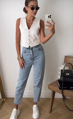 Brunette Outfits Summer, Casual Natural Outfits, Classy Mom Style, Mom Jeans Outfit Classy, Classy Mom Outfits, Outfits For 30 Year Old Women, Pink Tshirt Outfit, Zara Summer Outfits, Look Working Girl