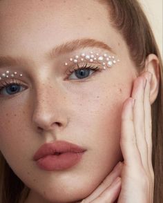 Artsy Makeup Look, Editorial Make-up, Artsy Makeup, Editorial Vogue, Yellow Makeup, Jenner Makeup, Summer Makeup Looks, Smink Inspiration, Beauty Make-up