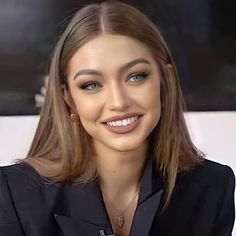 Gigi Hair Color, Gigi Hadid Interview, Wag Hair, Gigi Hadid Hairstyles, Gigi Hadid Makeup, Interview Makeup, Natural Dark Blonde