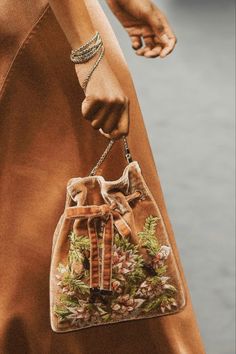 Pantone Copper Tan 2017 Fancy Bags, Milan Fashion Weeks, Bags Logo, Burberry Handbags, Beaded Purses, Alberta Ferretti, Fabric Bags