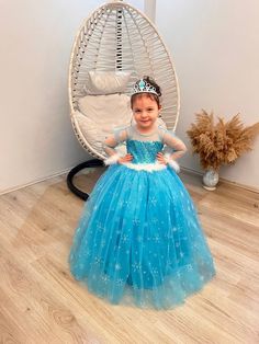 Elsa Frozen Pictures, Elsa Dress For Kids, Bridesmaids Colorful, Elsa Diy, Elsa Fancy Dress, Princess Dress For Kids, Elsa Crown, Elsa Outfit, Frozen Outfits