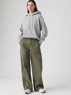 These are the utilitarian-inspired pants your tops have been waiting for. Our Surplus Pants were designed with a high rise, a relaxed fit that gives them that '90s look and a touch of stretch for added comfort. Utilitarian-inspired pants Cut with a relaxed fit Features a high rise Woven with a hint of stretch Cargo Hose, Mens Boots Casual, 90s Looks, Swim Pants, Denim Sweater, Utility Pants, Loose Jeans, Jeans Bootcut, Tailored Suits