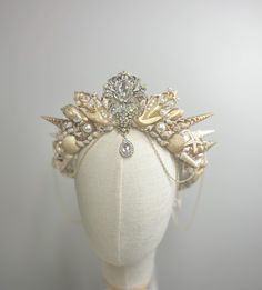 Gorgeous mermaid crown for mermaid costumes, photo shoots or weddings! A variety of seashells with tones of ivory, gold, light brown and sheer white. The added touch of faux pearls and rhinestones make it beautiful statement piece.  Size: One size- fits most- Adults (not recommended for children.) Crown base is adjustable- has long ribbon straps for tying to desired size.  Due to the nature of the handcrafted item, no item is created identical. Seashells and other accessories will vary, but will Siren Crown Aesthetic, Mermaid Crown Diy, Mermaid Tiara, Diy Mermaid Crown, Mermaid Accessories, Mermaid Bra, Crown Art, White Mermaid, Mermaid Crown