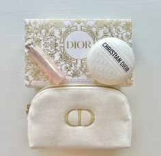 Dior Holiday Beauty Gift Set With Makeup Bag. Dior Makeup Set, Dior Clothes Casual, Dior Makeup Aesthetic, Dior Makeup Bag, Dior Holiday, Designer Makeup Bag, Beauty Gift Set, Boxer Aesthetic, Potter Wallpaper