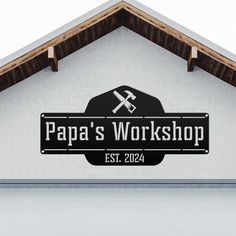 a sign that says papa's workshop on the side of a building