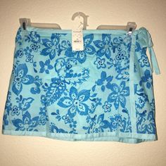 Brand New! Women’s Size 5/6 Two-Toned Blue Wraparound Skirt With Built-In Shorts And Floral Print Black By Express. Light Blue Skirted Bottoms For Beach, Light Blue Skirted Beach Bottoms, Blue Swim Skirt With Built-in Shorts, Blue Short Swim Skirt For Vacation, Blue Short Length Swim Skirt For Vacation, Summer Blue Swim Skirt With Built-in Shorts, Blue Swim Skirt With Built-in Shorts For Summer, Fitted Blue Short Swim Skirt, Blue Short Summer Skirt