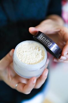 How to Get long Lasting Makeup. Laura Mercier Setting Powder Review #makeup #beauty #beautyblog #bbloggers Laura Mercier Setting Powder, Under Eye Setting Powder, Laura Mercier Translucent Powder, Beauty Diy Skincare, Baking Makeup, Laura Mercier Makeup, Brightening Powder, Laura Mercier Tinted Moisturizer, Dry Skin On Face