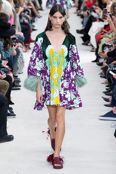 Valentino Spring 2019 Ready-to-Wear Collection - Vogue Women's Runway Fashion, Leotard Fashion, Fashion Runway, Spring Outfits Women, Feminine Dress, Spring Summer Dress, Fashion Show Collection