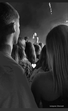 Concert cute couple couple love inspire Pinterest vibe Bf And Gf Festival, Concert Soft Launch, Concert With Boyfriend Pictures, Festival Couple Aesthetic, Festival Couple Pictures, Concert With Boyfriend, Concert Couple Pictures, Couple Concert Pictures, Concert Date