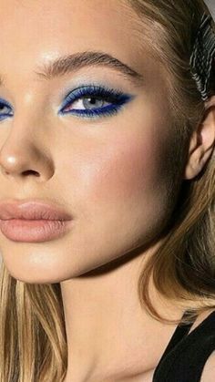 Dark Blue Eye Makeup, Blue Smokey Eye, Dark Blue Eyes, Blue Makeup Looks, Dark Eye Makeup, Beauty Make-up, Colorful Eye Makeup