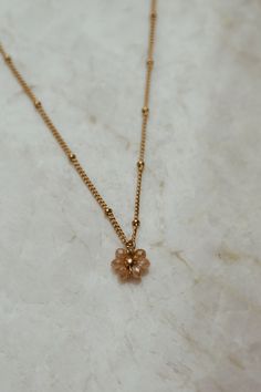 Stainless steel ketting met bloem in champagne, bruine of beige facetkralen. De ketting is te verstellen met 8 cm om perfect aan te sluiten op je hals. Combineer deze ketting met de Facet Flower studs of Flower earrings in dezelfde kleuren. Lengte: 45-50 cm Gold Flower Necklace With Adjustable Chain, Gold Plated Flower Necklace, Gold Plated Flower Necklace With Charm, Delicate Gold Flower Charm Necklace, Charming Gold Flower Necklace, Champagne Flowers, Flower Studs, Stainless Steel Necklace, Flower Necklace