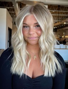 Blonde Light Balayage, Haircut With Light Layers, Blonde Hair With Bright Highlights, Blonde W Root Smudge, Med Length Curled Hair, Light Blonde Hair Balayage, Blonde With Money Pieces, Blonde With Lots Of Dimension, Smug Root Blonde