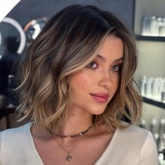 Wavy Bob for a Round Face Long Bobs, Messy Bob Hairstyles, Wavy Bob Hairstyles, Wavy Haircuts, Haircuts For Wavy Hair, Short Hair Balayage