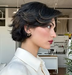 Bobs With Volume Short, Short Hair Pushed Back, Pixie Haircut For Thinner Hair, Tomboy Haircut Thick Hair, 90s Bixie Haircut Aesthetic, Real Short Hairstyle Women, Short Elegant Haircut, Yeslydimate Short Hair, 90s Bob Haircut Grunge