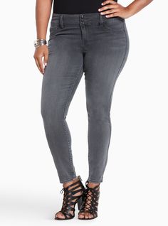 Torrid Jeggings - Grey Wash, ECLIPSE Jeggings For Women, Women's Plus Size Jeans, Outfits Edgy, New Street Style, Active Outfits, Black And White Blouse, Grey Wash, Sweaters Online, Comfy Fashion