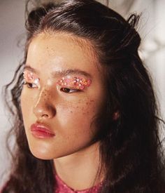 에스더러브스유 on Instagram: “こうゆう顔好き！！！ #regram @esteemmodels 이런 얼굴너무 좋아요! reminds me of Devon Aoki one of my fav models.” Crazy Make Up, Pink Shoot, Pinterest Makeup, Make Up Looks, Editorial Makeup, Glitter Makeup, Festival Looks, Grunge Hair, Creative Makeup