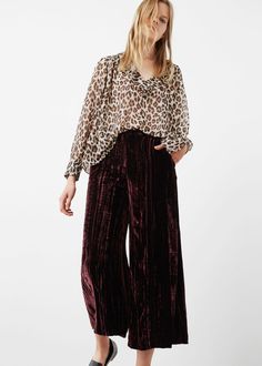 #Veludo: Um #clássico para #aquecer o #outono | #velvet #tendência da #nova #estação #TrendyNotes #tecido #peças #acessórios  #calças #mango Formal Velvet Wide Leg Bottoms, Chic Velvet Wide Leg Pants, Chic High-waisted Velvet Pants, Luxury Elegant Velvet Wide Leg Pants, Chic Wide-leg Velvet Pants, Mango Trousers, White Trousers, Zipper Pants