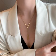 IO Corporate V Necklace IO Retail قلادات متدلية, Bar Pendant Necklace, Jewelry Hair, Party Necklace, Long Chain Necklace, Trendy Necklaces, Gold Chain Necklace, Lariat Necklace, Stainless Steel Necklace