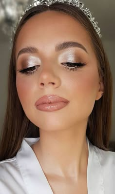 16 Gorgeous Wedding Makeup Looks For Autumn Brides Sleek Bridesmaid Hair Half Up Half Down, Wedding Day Eyeshadow, Wedding Makeup Glitter Eyes, Drugstore Wedding Makeup, Funky Wedding Makeup, Elegant Bridal Makeup Green Eyes, Glitter Bridal Makeup, Bride Makeup Brown Eyes Brunettes, Champagne Eye Makeup