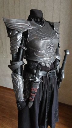 Armour Dress Drawing, Game Of Thrones Warrior Outfits, Visenya Targaryen Armor, Fantasy Armour Dresses, Medival Warrior Outfits, Game Of Thrones Clothing Aesthetic, Daenerys Targaryen Armor, Female Armor Aesthetic, Fantasy Dress Armor