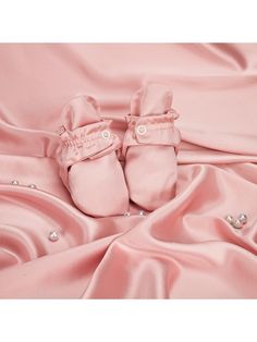 【SAFETY MATERIAL】100% Silk Upper.No Stimulation to the Baby's Skin, Not quite Socks, Not quite Shoes, Suitable for the Developing Baby to Wear, will Not Limit the Development of the Baby's Feet.
【LIGHTWEIGHT & BREATHABLE】Adopt the Silk Frontier Design of 2022. Have Extraordinary Air permeability, Guarantee not Excessive Accumulation of Heat. Smooth Silk has the most Comfortable feet Feeling,they’re Unbreakable and Super Lightweight.
【ADJUSTABLE BUTTON】In Consideration of the Diversity of Baby's Socks Booties, Silk Socks, Soft Socks, Sock Booties, Bedroom Slippers, Loop Design, Soft Sock, Baby Boots, Newborn Boy