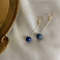 Handmade hypoallergenic lapis stone on gold wire earrings Wire Earring, Earrings Diy Handmade, Diy Wire Earrings, Diy Fashion Accessories, Handmade Gold Jewellery, Whimsical Jewelry, Wire Wrapped Jewelry Diy, Bijoux Fil Aluminium, Diy Jewelry Inspiration