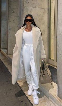 Winter Outfits With Fur Coat, Kardashian Winter Outfits, Outfits With Fur Coats, Cozy Sweatpants Outfits, Cool Sweatpants, Sweatpants Outfit Ideas, Sweatpants Outfits, Cozy Sweatpants, Monochromatic Fashion