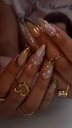 gold chrome and shell nails with pearls are deffo the it girl nails this sunmer ☀️🌊🐚 Brown And Pearl Nails, Almond Nails With Pearls On Them, Gold Nails With Pearls, Shell Chrome Nails, Mermaid Inspo Nails, Cream Nails Aesthetic, Gold Beach Nails, Gold Bead Nails, Pearl And Gold Nails