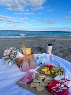 Picnic Date Food, Instagram Italy, Cute Date Ideas, Picnic Birthday, Blogger Photography, Girls Beach, Beach Birthday