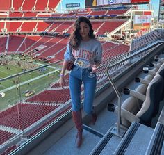 Winter Game Day Outfit Football, Football Game Outfit Fall, 49ers Outfit, Olivia Culpo Style, Girly Games, Cool Girl Outfits, Game Outfit, Football Game Outfit, Nfl Outfits