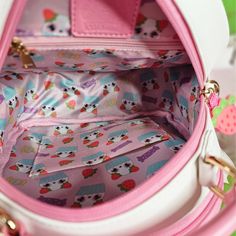 ¡Sé lindo y elegante con esta MINI Bolsa Ita para Cupcakes de Panda y Fresa! Es el complemento perfecto para lucir tu estilo kawaii de una forma divertida y funcional. ¡Esta bolsa es tan dulce que querrás darle un mordisco! ¡Dale a tu look un toque de ternura con este adorable bolso!




 Bolsas de grado B






 Totalmente funcional sin cremalleras ni compartimentos dañados.




 Manchas de aceite en los bordes de los herrajes de metal dorado.


 Bordes mal rellenos (se sienten ásperos a los duros)


 Pequeños cortes en el escaparate.




 Manchas de aceite en los bordes en ciertas partes de la bolsa









 ✨Especificaciones del bolso✨









 Medidas exteriores de la bolsa: 10,6 pulgadas de alto, 9,8 pulgadas de ancho (en el punto más ancho)


 Medidas interiores de la bolsa: 7,5 p Cute Pink Travel Satchel, Cute Satchel Shoulder Bag With Zipper, Cute Satchel Shoulder Bag With Zipper Closure, Kawaii Tote Bag With Cute Design, Kawaii Cute Tote Bag, Cute Kawaii Tote Bag, Kawaii Cute Shoulder Bag For School, Cute Kawaii Shoulder Bag For School, Cute Pink Shoulder Bag Satchel