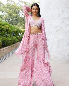 Indian Outfits Lehenga, Traditional Indian Dress, Indian Dresses Traditional, Traditional Indian Outfits, Ghagra Choli, Party Kleidung, Ethnic Outfits, Designer Dresses Casual