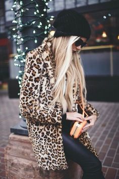 14 Street Style Looks That Prove Leopard Is a Timeless Neutral Like animal Print 💋 💯 #style #animalprint #clothes #fashion #fashionicon #outfit Leopard Coat Street Style, Leopard Jacket Outfit, Street Style Winter Outfits, Mode Edgy, Ootd Casual Chic, Style Winter Outfits, Winter Mode Outfits, Autumn Outwear, Fall Fashion Coats