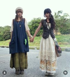 Pale Indie Outfits, Yaelokre Inspired Outfits, Layered Long Dress Outfit, Natural Style Aesthetic, Poor Clothes Outfits, Winter J Fashion, Hippie Inspo Outfit, Tiered Denim Skirt Outfit, Mori Kei Winter