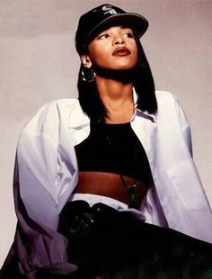 Aaliyah singer-songwriter of the 90's 1990s Fashion Hip Hop, Chica Hip Hop, Winter Hipster, 1990 Style, Fashion Guys, Looks Hip Hop, Diy Outfits, Aaliyah Style, 90s Fashion Women