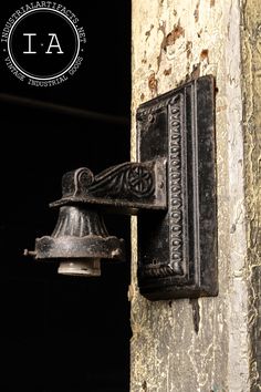 an old fashioned light fixture on the side of a building