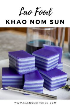 Khao nom sun also known as steamed layer cake is a popular Lao dessert and there are other variations across Southeast Asia.  It is made with coconut milk and ube and butterfly pea flower.  It can be eaten layer by layer. Tapioca Cake, Thai Recipes Dessert, Vietnamese Desserts, Purple Desserts, Desserts Around The World