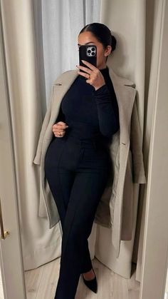 Classy Uni Outfits, Black White Office Outfit, Winter Outfit Woman, Ootd Classe, Business Baddie, Elegant Fitted Turtleneck For Winter, Winter Business Black Sets, Elegant Long Sleeve Winter Turtleneck, Elegant Tight Winter Pants