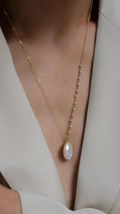 Handmade Necklace Designs, Pearl Locket, Hand Chain Jewelry, Choker Necklace Designs, Stackable Rings Wedding, Modern Gold Jewelry, Pearl Jewelry Design, Gold Jewelry Simple Necklace, Pearl Necklace Designs