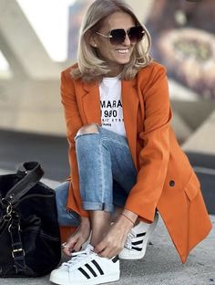 Outfits Con Blazer Naranja, Orange Blazer Outfits, Blazer Sneakers, Orange Outfits, Looks Jeans, Orange Blazer, Orange Outfit, Blazer Outfit, Outfit Mujer