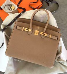 #hermes #hermesbirkin #hermesbag #hermeskelly #bagfie #dreambag #details #moodshot #neutralaesthetic #minimalisticstyle #elegantlady #classylady #falloutfit #blackcoat #birkin #birkinbag #sobirkin #hermesso #hermesspecialorder #grisasphalte #birkin30 #birkinepsom #neutralshades Chai Birkin, Hermes Wishlist, Wardrobe Wishlist, Classy Women