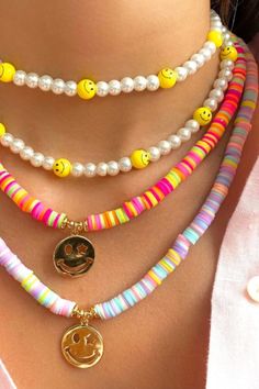 Preppy Stuff Bracelets, Clay Bracelet Aesthetic, Preppy Beaded Jewelry, Indie Bracelet Ideas, Preppy Jewelry Necklaces, Accesorios Aesthetic Diy, Summer Necklace Diy, Collares Aesthetic Diy, Clay Bead Necklace Ideas