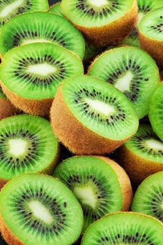 many kiwis are cut in half and stacked on top of each other,