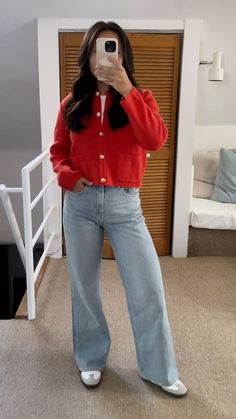 Neutral Jeans Outfit, Samba Outfit Winter, Adidas Samba Outfit Winter, Samba Classic Outfit, Red Outfits Casual, Styling Adidas Samba, Red Accent Outfit, Samba Styling, Samba Outfits Women