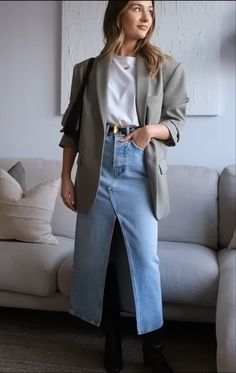 Beige Denim Midi Skirt Outfit, Smart Casual Jeans, Midi Outfits, Scandinavian Fashion, Korean Fashion Dress, Everyday Fashion Outfits, Minimal Outfit