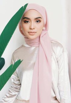 Hijabi Earrings, Hijab Style For Party, Hijab With Earrings, Hijab Shoot, Sharifah Rose, Anting Hijab, Hijab Earrings, Hijab Styles For Party, Hijab Turban Style