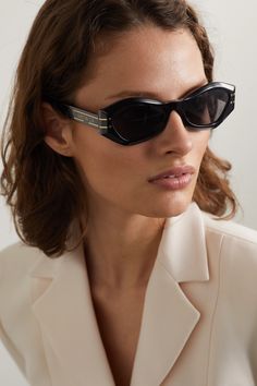 Designed in Dior Eyewear's studios in Paris, each pair of the Maison's sunglasses is first sketched according to meticulous drawings. These angular cat-eye frames are made from glossy black acetate with gold-tone detailing. The tonal lenses add a touch of drama. Dior Eyewear, Celebrity Sunglasses, Christian Dior Sunglasses, Sunglasses Women Fashion, Dior Jewelry, Dior Sunglasses, Acetate Sunglasses, Trending Sunglasses, Eyewear Womens