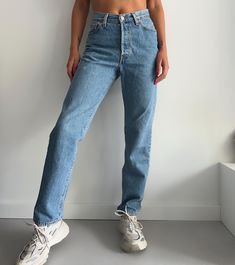 Beautiful vintage Levis 501 - lovely blue wash - great vintage condition! - Late 80s/ early 90s  Measurements: Waist flat: 33,5 cm Hips: 47 cm Rise: 27 cm Inseam: 77 cm Full length: 107 cm Material: 100% Cotton (jeans do not stretch) - Great vintage condition - Made in late 80s  - Made in USA  - S Q 501 90s Jeans, Levis 1990 Jeans, Levis 80s Mom Jeans, Vintage Levi's Denim Blue Jeans, 80s Levis Jeans, Levis 501 Women, 90s Jeans, Vintage Levis 501, Late 80s