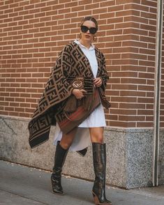 Work Outfits Frauen, Poncho Outfit, Cape Outfit, Fashion Corner, Chique Outfits, Elegante Casual, Event Outfit, Looks Street Style, Winter Outfits For Work